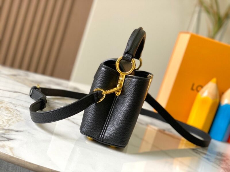 【AT2463】LV Capucines East West ミニハンドバッグは、粒面牛革でLVロゴをデザインし、エレガントなデザインで仕切り、ジッパーポケット、ポケットを備えています。携帯電話、お財布などの小物を収納しやすくなっています。取り外し可能で調整可能なショルダーストラップでショルダーバッグとしてもお楽しみいただけます。