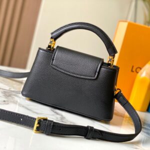 【AT2463】LV Capucines East West ミニハンドバッグは、粒面牛革でLVロゴをデザインし、エレガントなデザインで仕切り、ジッパーポケット、ポケットを備えています。携帯電話、お財布などの小物を収納しやすくなっています。取り外し可能で調整可能なショルダーストラップでショルダーバッグとしてもお楽しみいただけます。