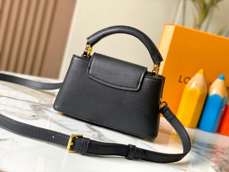 【AT2463】LV Capucines East West ミニハンドバッグは、粒面牛革でLVロゴをデザインし、エレガントなデザインで仕切り、ジッパーポケット、ポケットを備えています。携帯電話、お財布などの小物を収納しやすくなっています。取り外し可能で調整可能なショルダーストラップでショルダーバッグとしてもお楽しみいただけます。