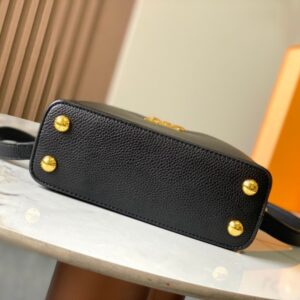 【AT2463】LV Capucines East West ミニハンドバッグは、粒面牛革でLVロゴをデザインし、エレガントなデザインで仕切り、ジッパーポケット、ポケットを備えています。携帯電話、お財布などの小物を収納しやすくなっています。取り外し可能で調整可能なショルダーストラップでショルダーバッグとしてもお楽しみいただけます。