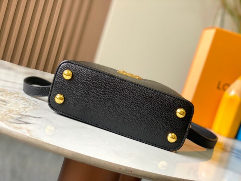 【AT2463】LV Capucines East West ミニハンドバッグは、粒面牛革でLVロゴをデザインし、エレガントなデザインで仕切り、ジッパーポケット、ポケットを備えています。携帯電話、お財布などの小物を収納しやすくなっています。取り外し可能で調整可能なショルダーストラップでショルダーバッグとしてもお楽しみいただけます。