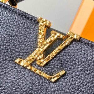 【AT2463】LV Capucines East West ミニハンドバッグは、粒面牛革でLVロゴをデザインし、エレガントなデザインで仕切り、ジッパーポケット、ポケットを備えています。携帯電話、お財布などの小物を収納しやすくなっています。取り外し可能で調整可能なショルダーストラップでショルダーバッグとしてもお楽しみいただけます。