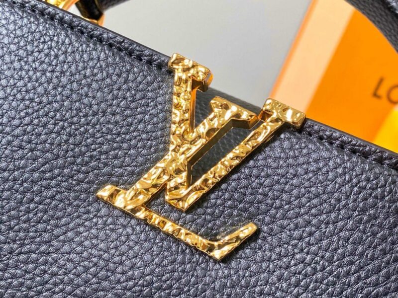 【AT2463】LV Capucines East West ミニハンドバッグは、粒面牛革でLVロゴをデザインし、エレガントなデザインで仕切り、ジッパーポケット、ポケットを備えています。携帯電話、お財布などの小物を収納しやすくなっています。取り外し可能で調整可能なショルダーストラップでショルダーバッグとしてもお楽しみいただけます。