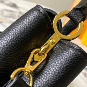 【AT2463】LV Capucines East West ミニハンドバッグは、粒面牛革でLVロゴをデザインし、エレガントなデザインで仕切り、ジッパーポケット、ポケットを備えています。携帯電話、お財布などの小物を収納しやすくなっています。取り外し可能で調整可能なショルダーストラップでショルダーバッグとしてもお楽しみいただけます。