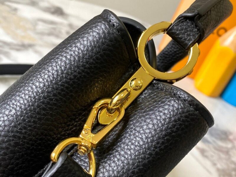 【AT2463】LV Capucines East West ミニハンドバッグは、粒面牛革でLVロゴをデザインし、エレガントなデザインで仕切り、ジッパーポケット、ポケットを備えています。携帯電話、お財布などの小物を収納しやすくなっています。取り外し可能で調整可能なショルダーストラップでショルダーバッグとしてもお楽しみいただけます。
