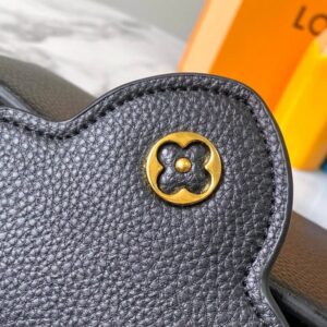 【AT2463】LV Capucines East West ミニハンドバッグは、粒面牛革でLVロゴをデザインし、エレガントなデザインで仕切り、ジッパーポケット、ポケットを備えています。携帯電話、お財布などの小物を収納しやすくなっています。取り外し可能で調整可能なショルダーストラップでショルダーバッグとしてもお楽しみいただけます。