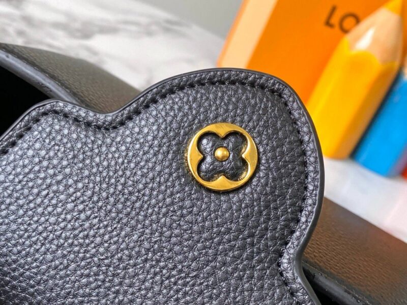 【AT2463】LV Capucines East West ミニハンドバッグは、粒面牛革でLVロゴをデザインし、エレガントなデザインで仕切り、ジッパーポケット、ポケットを備えています。携帯電話、お財布などの小物を収納しやすくなっています。取り外し可能で調整可能なショルダーストラップでショルダーバッグとしてもお楽しみいただけます。