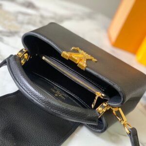 【AT2463】LV Capucines East West ミニハンドバッグは、粒面牛革でLVロゴをデザインし、エレガントなデザインで仕切り、ジッパーポケット、ポケットを備えています。携帯電話、お財布などの小物を収納しやすくなっています。取り外し可能で調整可能なショルダーストラップでショルダーバッグとしてもお楽しみいただけます。