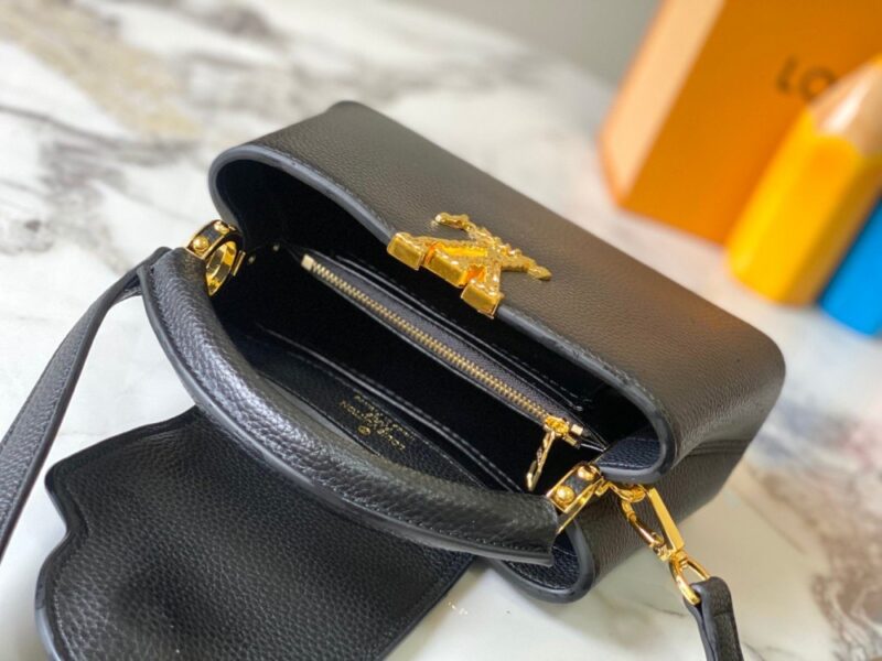 【AT2463】LV Capucines East West ミニハンドバッグは、粒面牛革でLVロゴをデザインし、エレガントなデザインで仕切り、ジッパーポケット、ポケットを備えています。携帯電話、お財布などの小物を収納しやすくなっています。取り外し可能で調整可能なショルダーストラップでショルダーバッグとしてもお楽しみいただけます。