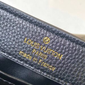 【AT2463】LV Capucines East West ミニハンドバッグは、粒面牛革でLVロゴをデザインし、エレガントなデザインで仕切り、ジッパーポケット、ポケットを備えています。携帯電話、お財布などの小物を収納しやすくなっています。取り外し可能で調整可能なショルダーストラップでショルダーバッグとしてもお楽しみいただけます。