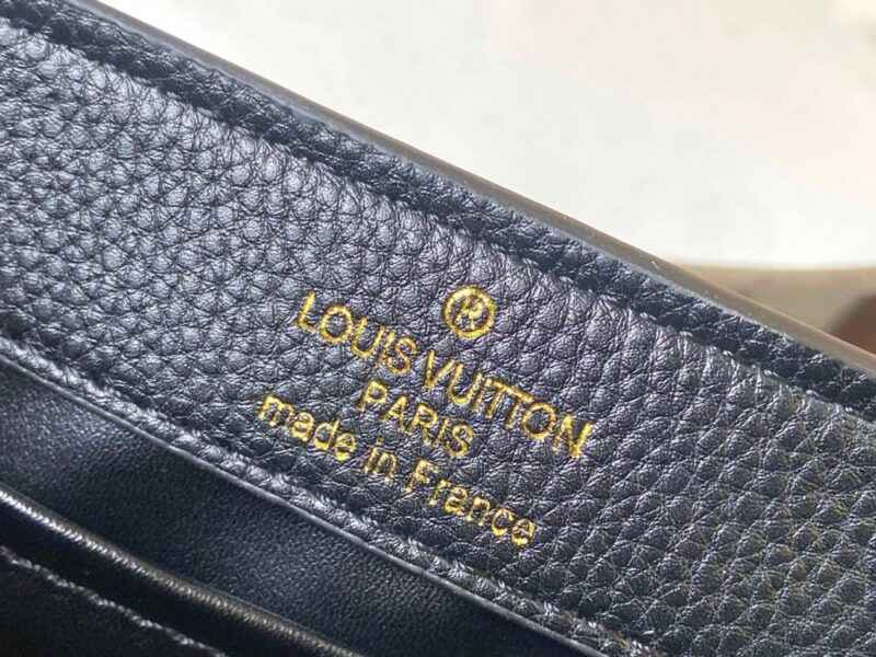 【AT2463】LV Capucines East West ミニハンドバッグは、粒面牛革でLVロゴをデザインし、エレガントなデザインで仕切り、ジッパーポケット、ポケットを備えています。携帯電話、お財布などの小物を収納しやすくなっています。取り外し可能で調整可能なショルダーストラップでショルダーバッグとしてもお楽しみいただけます。