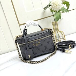 【AT2464】LV Vanity Chain Pouchは、クラシックな化粧箱からインスピレーションを受け、モノグラムのキャンバスで旅行の精神を表現しています。