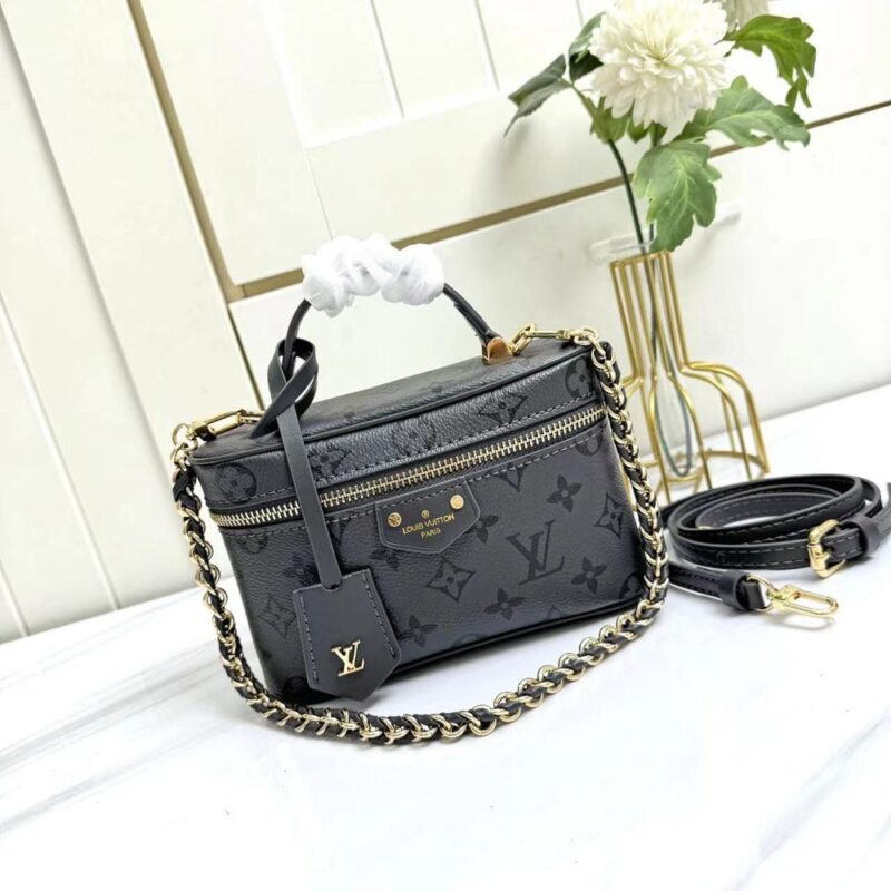 【AT2464】LV Vanity Chain Pouchは、クラシックな化粧箱からインスピレーションを受け、モノグラムのキャンバスで旅行の精神を表現しています。