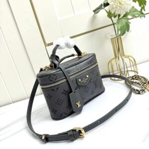 【AT2464】LV Vanity Chain Pouchは、クラシックな化粧箱からインスピレーションを受け、モノグラムのキャンバスで旅行の精神を表現しています。