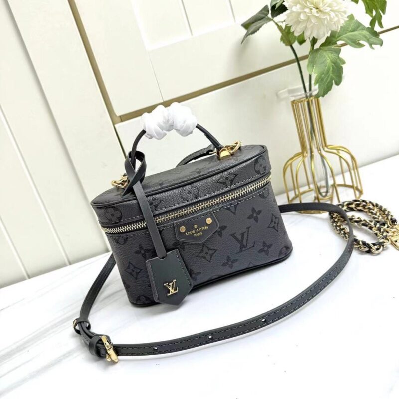 【AT2464】LV Vanity Chain Pouchは、クラシックな化粧箱からインスピレーションを受け、モノグラムのキャンバスで旅行の精神を表現しています。