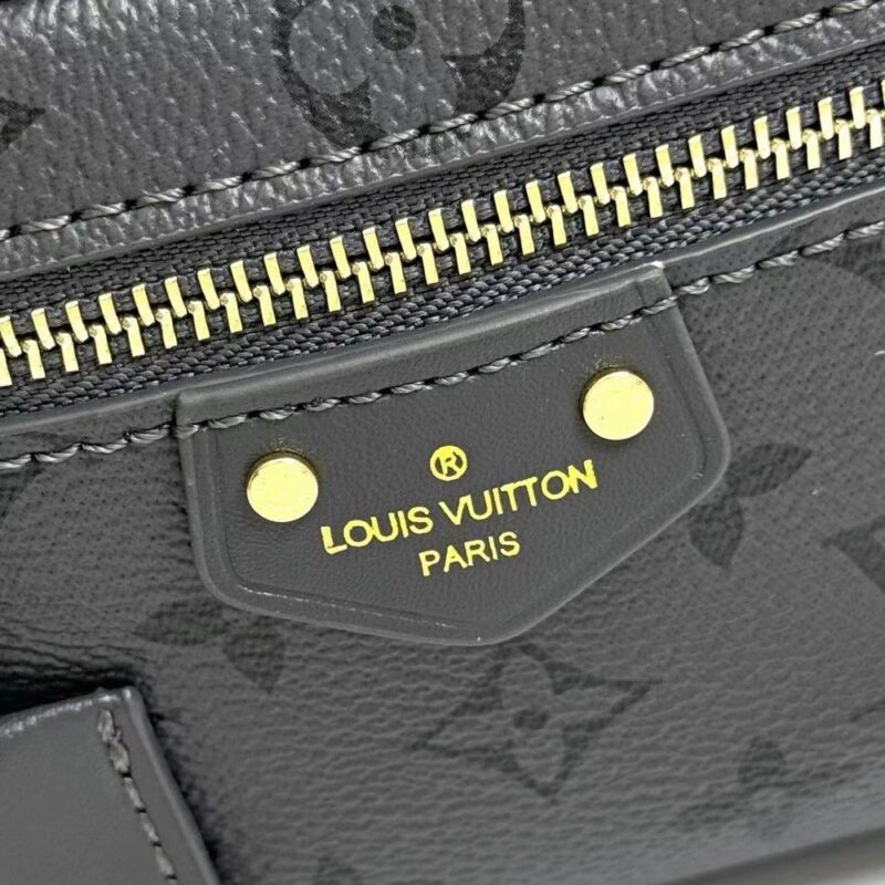【AT2464】LV Vanity Chain Pouchは、クラシックな化粧箱からインスピレーションを受け、モノグラムのキャンバスで旅行の精神を表現しています。