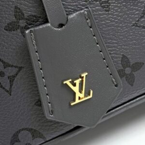 【AT2464】LV Vanity Chain Pouchは、クラシックな化粧箱からインスピレーションを受け、モノグラムのキャンバスで旅行の精神を表現しています。