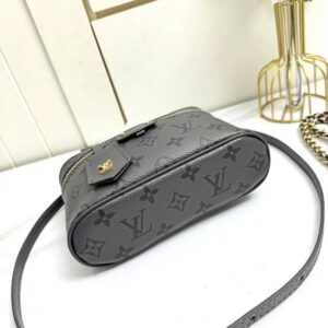 【AT2464】LV Vanity Chain Pouchは、クラシックな化粧箱からインスピレーションを受け、モノグラムのキャンバスで旅行の精神を表現しています。