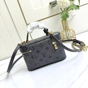 【AT2464】LV Vanity Chain Pouchは、クラシックな化粧箱からインスピレーションを受け、モノグラムのキャンバスで旅行の精神を表現しています。