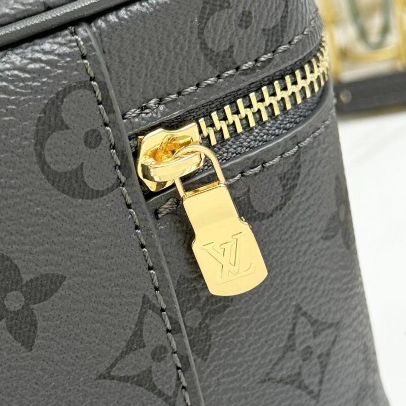 【AT2464】LV Vanity Chain Pouchは、クラシックな化粧箱からインスピレーションを受け、モノグラムのキャンバスで旅行の精神を表現しています。