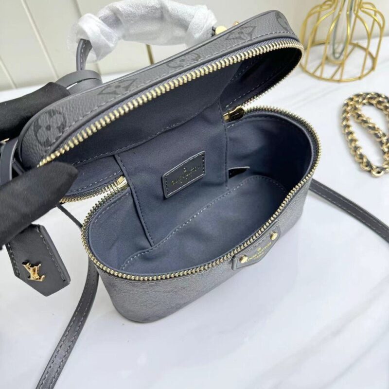 【AT2464】LV Vanity Chain Pouchは、クラシックな化粧箱からインスピレーションを受け、モノグラムのキャンバスで旅行の精神を表現しています。