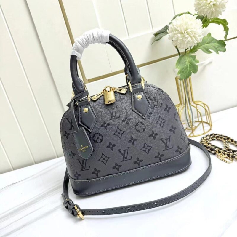 【AT2466】LV🎉🎉は1934年にルイ・ヴィトンのアルマハンドバッグから始まり、時間の経過とともに角ばった旅行用バッグから形の変化を経て、今日のエレガントな女性用ハンドバッグの代表となった。
