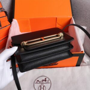 【AT2467】Hermes エルメスの楊冪と同じデザインの猪の鼻🐷が入荷しました。実物は超美しいです。過剰な利益を拒否💪💪模様ははっきりとしており、ファッショナブルな豚の鼻の形のバックルと合わせています。縫い目は整然として細かく、エッジは何度も繰り返してこのような効果を出すのにのみ適しています。