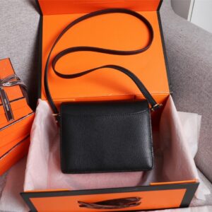 【AT2467】Hermes エルメスの楊冪と同じデザインの猪の鼻🐷が入荷しました。実物は超美しいです。過剰な利益を拒否💪💪模様ははっきりとしており、ファッショナブルな豚の鼻の形のバックルと合わせています。縫い目は整然として細かく、エッジは何度も繰り返してこのような効果を出すのにのみ適しています。