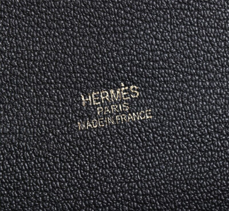 【AT2467】Hermes エルメスの楊冪と同じデザインの猪の鼻🐷が入荷しました。実物は超美しいです。過剰な利益を拒否💪💪模様ははっきりとしており、ファッショナブルな豚の鼻の形のバックルと合わせています。縫い目は整然として細かく、エッジは何度も繰り返してこのような効果を出すのにのみ適しています。