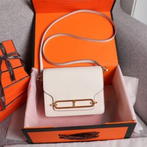 【AT2468】Hermes エルメスの楊冪と同じ猪の鼻🐷が入荷しました。実物は美しくて、過剰利益は拒否します💪💪。模様ははっきりしていて、流行の猪の鼻形のバックルが付いています。縫製は整然と細かく、エッジは何度も反復してこの効果を得られます。