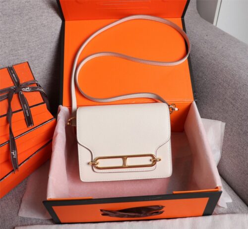 【AT2468】Hermes エルメスの楊冪と同じ猪の鼻🐷が入荷しました。実物は美しくて、過剰利益は拒否します💪💪。模様ははっきりしていて、流行の猪の鼻形のバックルが付いています。縫製は整然と細かく、エッジは何度も反復してこの効果を得られます。