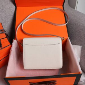 【AT2468】Hermes エルメスの楊冪と同じ猪の鼻🐷が入荷しました。実物は美しくて、過剰利益は拒否します💪💪。模様ははっきりしていて、流行の猪の鼻形のバックルが付いています。縫製は整然と細かく、エッジは何度も反復してこの効果を得られます。