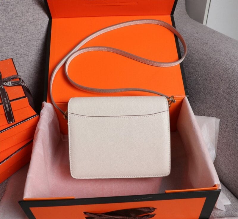 【AT2468】Hermes エルメスの楊冪と同じ猪の鼻🐷が入荷しました。実物は美しくて、過剰利益は拒否します💪💪。模様ははっきりしていて、流行の猪の鼻形のバックルが付いています。縫製は整然と細かく、エッジは何度も反復してこの効果を得られます。