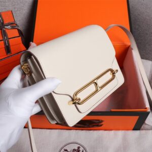 【AT2468】Hermes エルメスの楊冪と同じ猪の鼻🐷が入荷しました。実物は美しくて、過剰利益は拒否します💪💪。模様ははっきりしていて、流行の猪の鼻形のバックルが付いています。縫製は整然と細かく、エッジは何度も反復してこの効果を得られます。