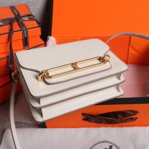 【AT2468】Hermes エルメスの楊冪と同じ猪の鼻🐷が入荷しました。実物は美しくて、過剰利益は拒否します💪💪。模様ははっきりしていて、流行の猪の鼻形のバックルが付いています。縫製は整然と細かく、エッジは何度も反復してこの効果を得られます。