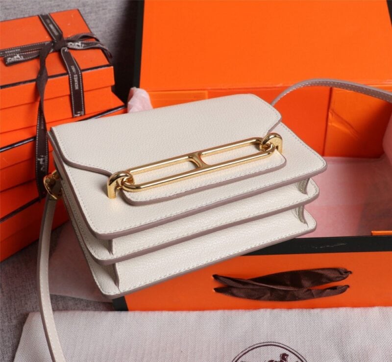 【AT2468】Hermes エルメスの楊冪と同じ猪の鼻🐷が入荷しました。実物は美しくて、過剰利益は拒否します💪💪。模様ははっきりしていて、流行の猪の鼻形のバックルが付いています。縫製は整然と細かく、エッジは何度も反復してこの効果を得られます。