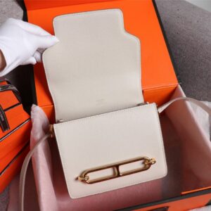 【AT2468】Hermes エルメスの楊冪と同じ猪の鼻🐷が入荷しました。実物は美しくて、過剰利益は拒否します💪💪。模様ははっきりしていて、流行の猪の鼻形のバックルが付いています。縫製は整然と細かく、エッジは何度も反復してこの効果を得られます。