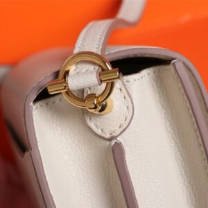【AT2468】Hermes エルメスの楊冪と同じ猪の鼻🐷が入荷しました。実物は美しくて、過剰利益は拒否します💪💪。模様ははっきりしていて、流行の猪の鼻形のバックルが付いています。縫製は整然と細かく、エッジは何度も反復してこの効果を得られます。
