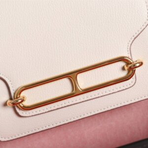 【AT2468】Hermes エルメスの楊冪と同じ猪の鼻🐷が入荷しました。実物は美しくて、過剰利益は拒否します💪💪。模様ははっきりしていて、流行の猪の鼻形のバックルが付いています。縫製は整然と細かく、エッジは何度も反復してこの効果を得られます。