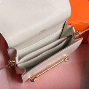 【AT2468】Hermes エルメスの楊冪と同じ猪の鼻🐷が入荷しました。実物は美しくて、過剰利益は拒否します💪💪。模様ははっきりしていて、流行の猪の鼻形のバックルが付いています。縫製は整然と細かく、エッジは何度も反復してこの効果を得られます。