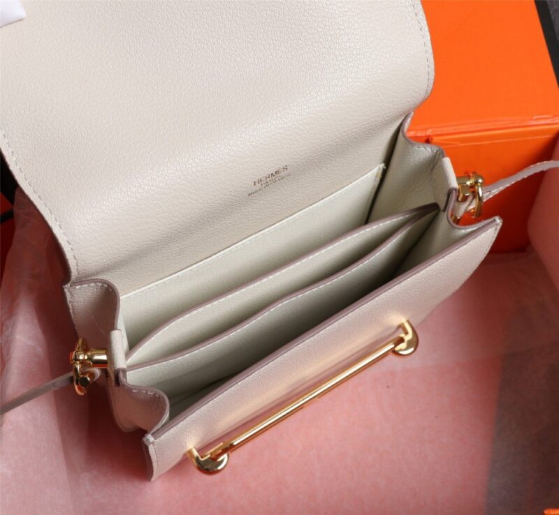 【AT2468】Hermes エルメスの楊冪と同じ猪の鼻🐷が入荷しました。実物は美しくて、過剰利益は拒否します💪💪。模様ははっきりしていて、流行の猪の鼻形のバックルが付いています。縫製は整然と細かく、エッジは何度も反復してこの効果を得られます。