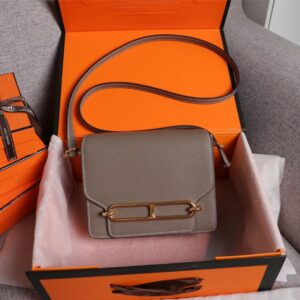 【AT2469】Hermes エルメスの楊冪と同じく、ブタの鼻の型のバッグ🐷を早期に発売しており、実物は美しく、暴利を拒否する💪💪 パターンははっきりしており、ファッション感のあるブタの鼻の形のバックルが付いています。縫い目はきちんと細かく、エッジは何度も繰り返して出る効果です。