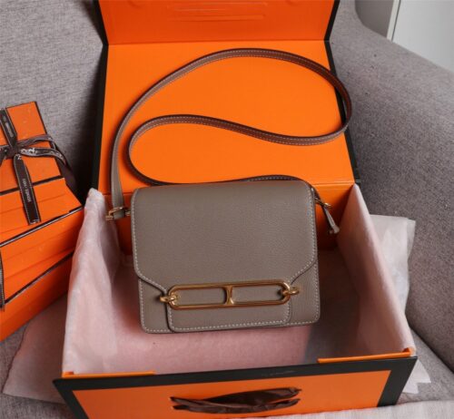 【AT2469】Hermes エルメスの楊冪と同じく、ブタの鼻の型のバッグ🐷を早期に発売しており、実物は美しく、暴利を拒否する💪💪 パターンははっきりしており、ファッション感のあるブタの鼻の形のバックルが付いています。縫い目はきちんと細かく、エッジは何度も繰り返して出る効果です。