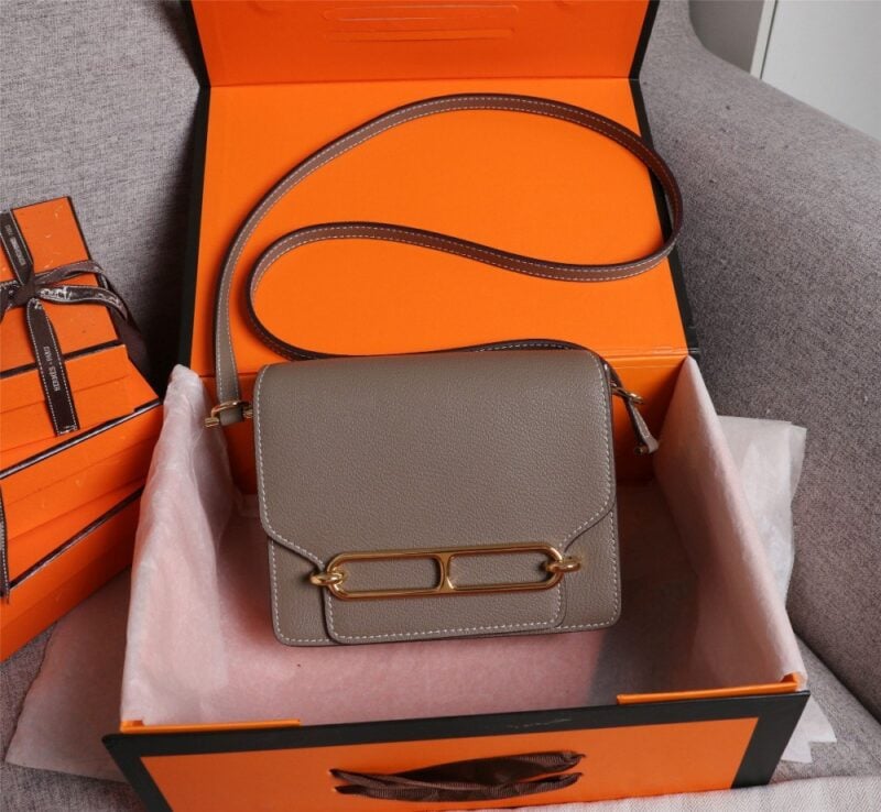 【AT2469】Hermes エルメスの楊冪と同じく、ブタの鼻の型のバッグ🐷を早期に発売しており、実物は美しく、暴利を拒否する💪💪 パターンははっきりしており、ファッション感のあるブタの鼻の形のバックルが付いています。縫い目はきちんと細かく、エッジは何度も繰り返して出る効果です。
