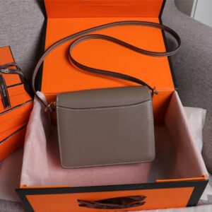 【AT2469】Hermes エルメスの楊冪と同じく、ブタの鼻の型のバッグ🐷を早期に発売しており、実物は美しく、暴利を拒否する💪💪 パターンははっきりしており、ファッション感のあるブタの鼻の形のバックルが付いています。縫い目はきちんと細かく、エッジは何度も繰り返して出る効果です。