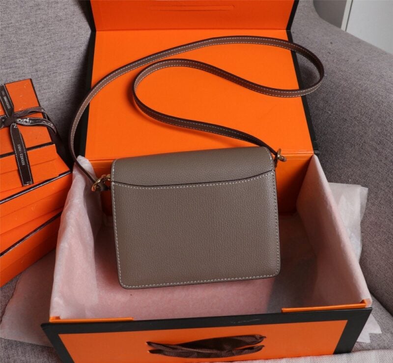 【AT2469】Hermes エルメスの楊冪と同じく、ブタの鼻の型のバッグ🐷を早期に発売しており、実物は美しく、暴利を拒否する💪💪 パターンははっきりしており、ファッション感のあるブタの鼻の形のバックルが付いています。縫い目はきちんと細かく、エッジは何度も繰り返して出る効果です。