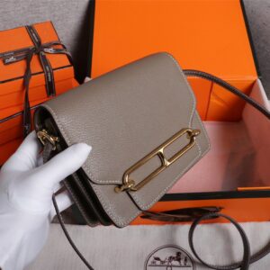 【AT2469】Hermes エルメスの楊冪と同じく、ブタの鼻の型のバッグ🐷を早期に発売しており、実物は美しく、暴利を拒否する💪💪 パターンははっきりしており、ファッション感のあるブタの鼻の形のバックルが付いています。縫い目はきちんと細かく、エッジは何度も繰り返して出る効果です。