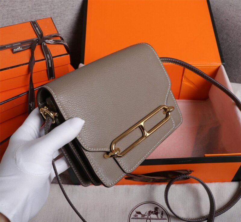 【AT2469】Hermes エルメスの楊冪と同じく、ブタの鼻の型のバッグ🐷を早期に発売しており、実物は美しく、暴利を拒否する💪💪 パターンははっきりしており、ファッション感のあるブタの鼻の形のバックルが付いています。縫い目はきちんと細かく、エッジは何度も繰り返して出る効果です。