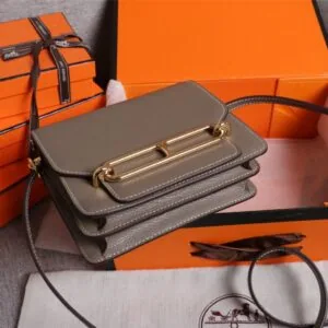 【AT2469】Hermes エルメスの楊冪と同じく、ブタの鼻の型のバッグ🐷を早期に発売しており、実物は美しく、暴利を拒否する💪💪 パターンははっきりしており、ファッション感のあるブタの鼻の形のバックルが付いています。縫い目はきちんと細かく、エッジは何度も繰り返して出る効果です。
