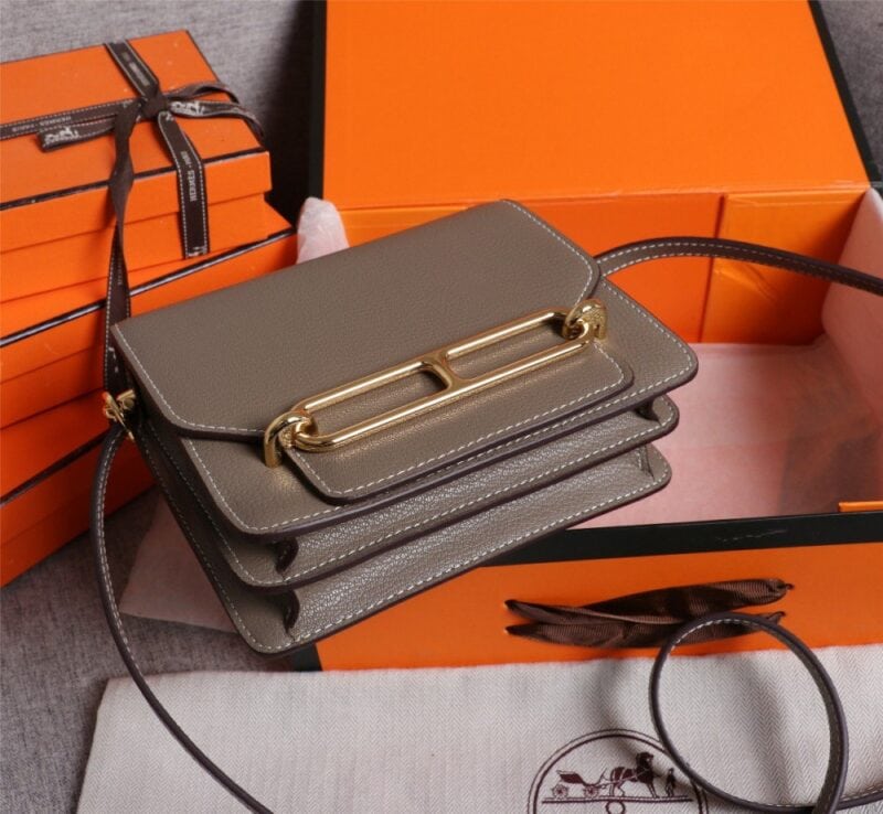 【AT2469】Hermes エルメスの楊冪と同じく、ブタの鼻の型のバッグ🐷を早期に発売しており、実物は美しく、暴利を拒否する💪💪 パターンははっきりしており、ファッション感のあるブタの鼻の形のバックルが付いています。縫い目はきちんと細かく、エッジは何度も繰り返して出る効果です。